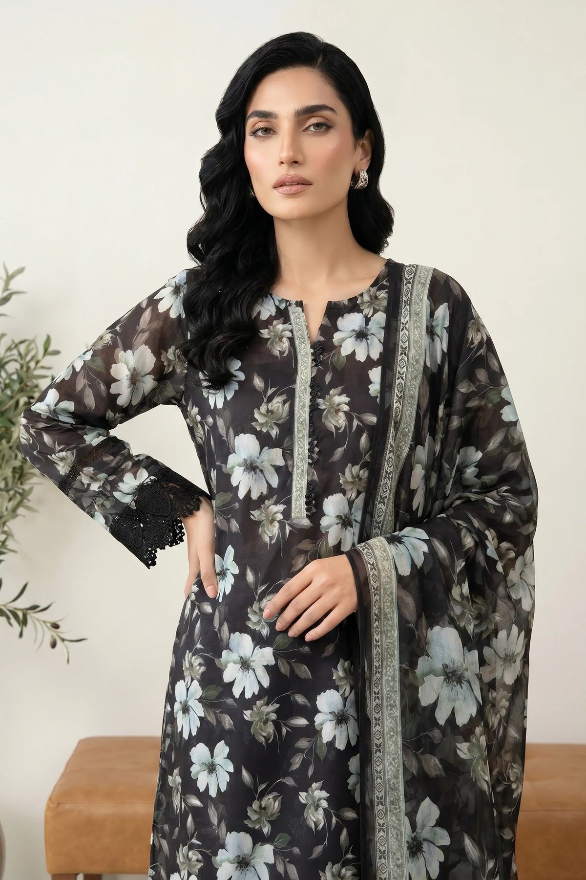 LSM Monochrome Lawn LG-0132 by Lakhany, photo 2