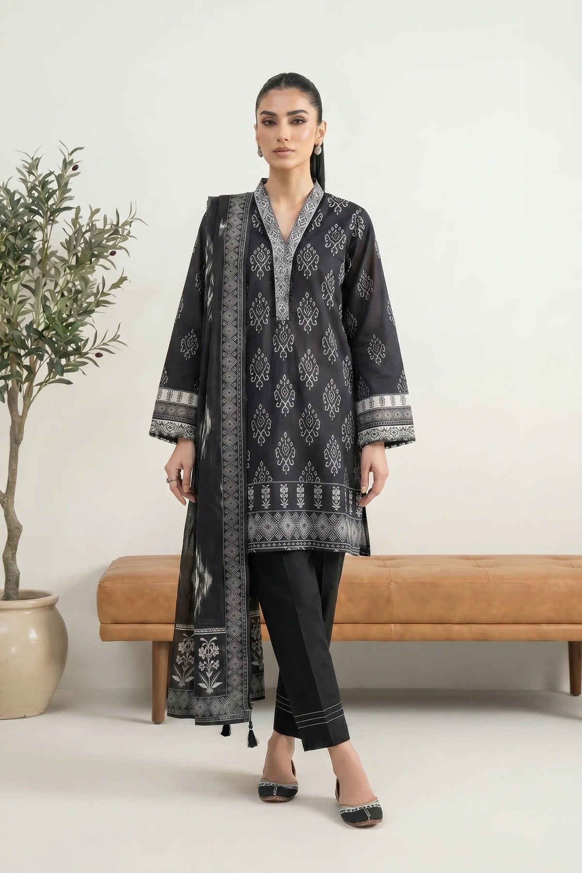 LSM Monochrome Lawn LG-0134 by Lakhany – Lakhany 3-piece unstitched suit