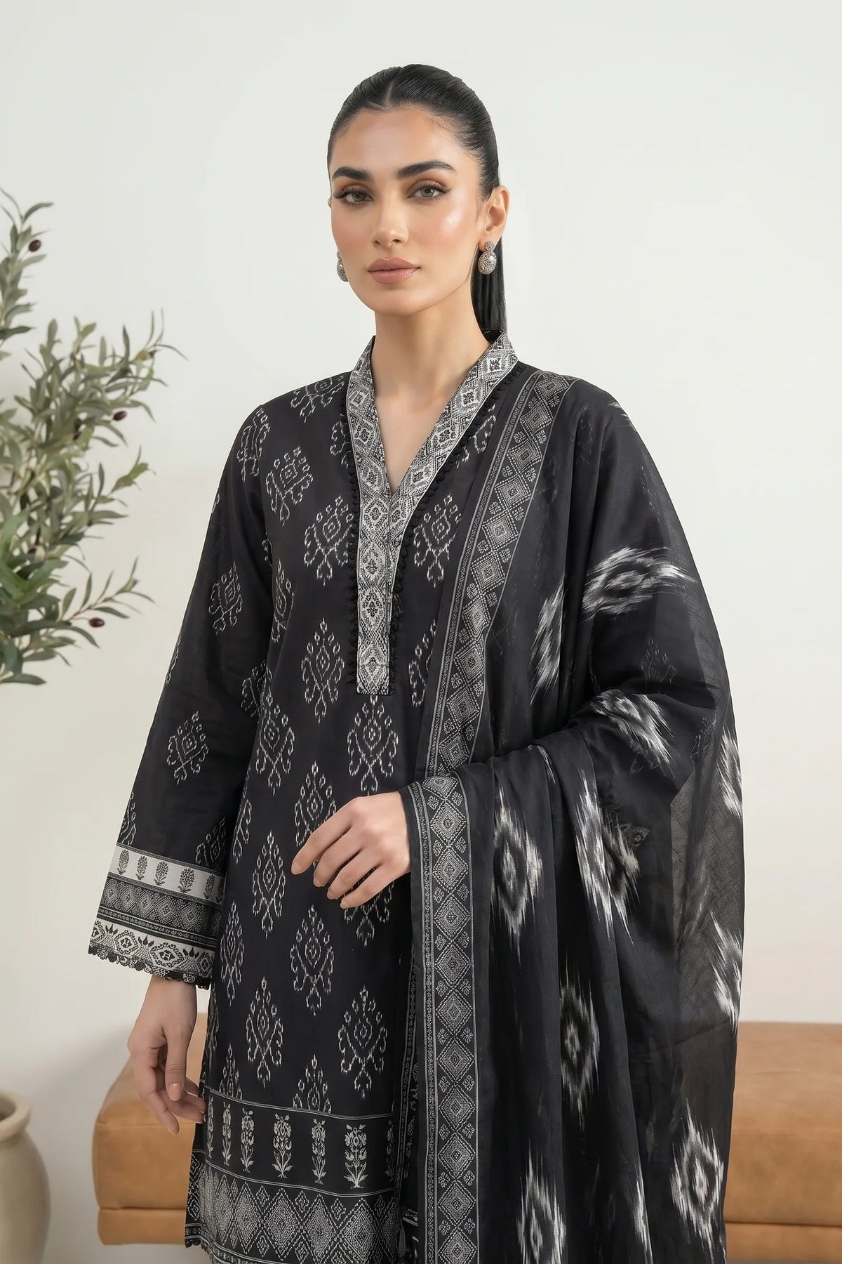 LSM Monochrome Lawn LG-0134 by Lakhany, photo 2