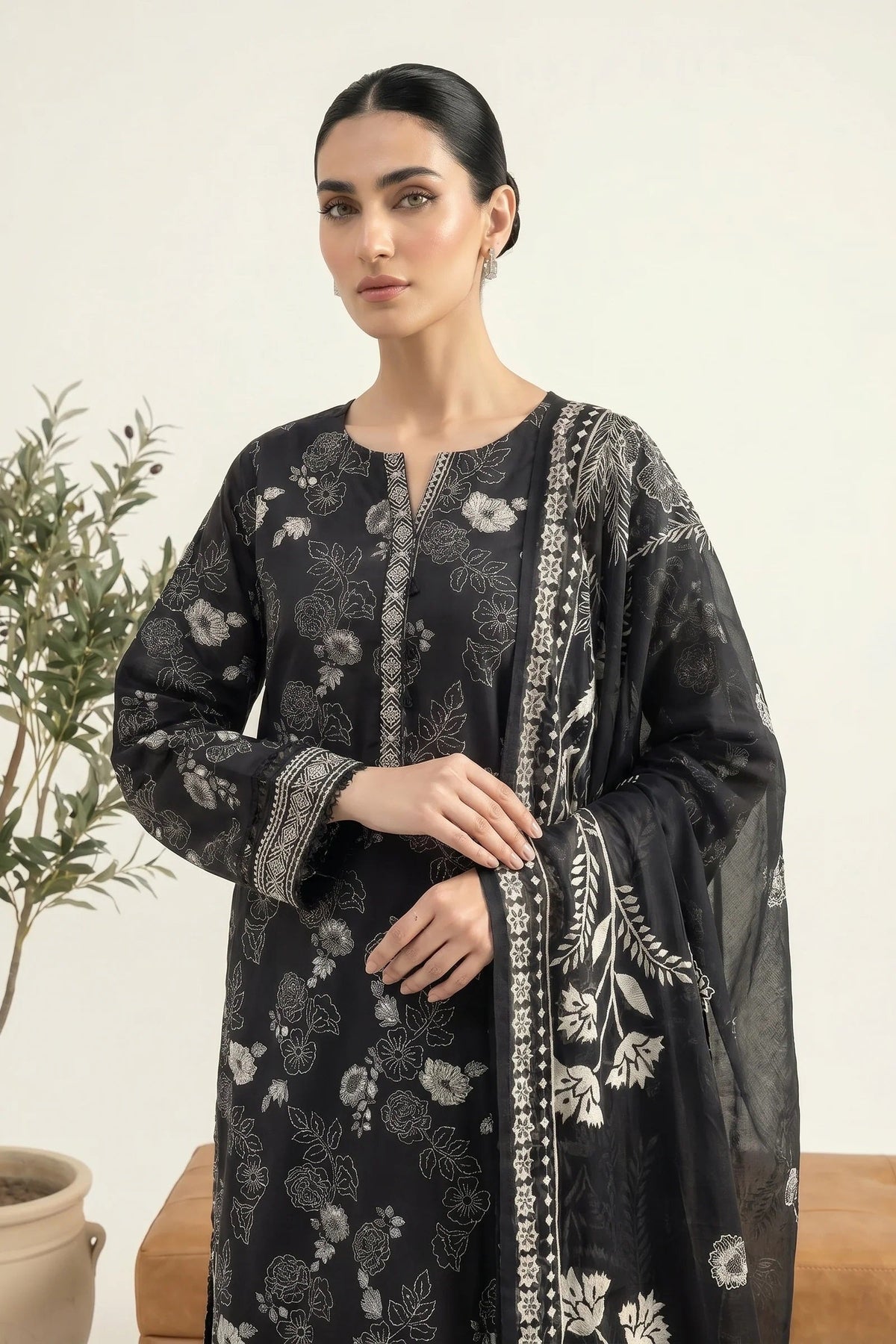 LSM Monochrome Lawn LG-0383 by Lakhany, photo 2
