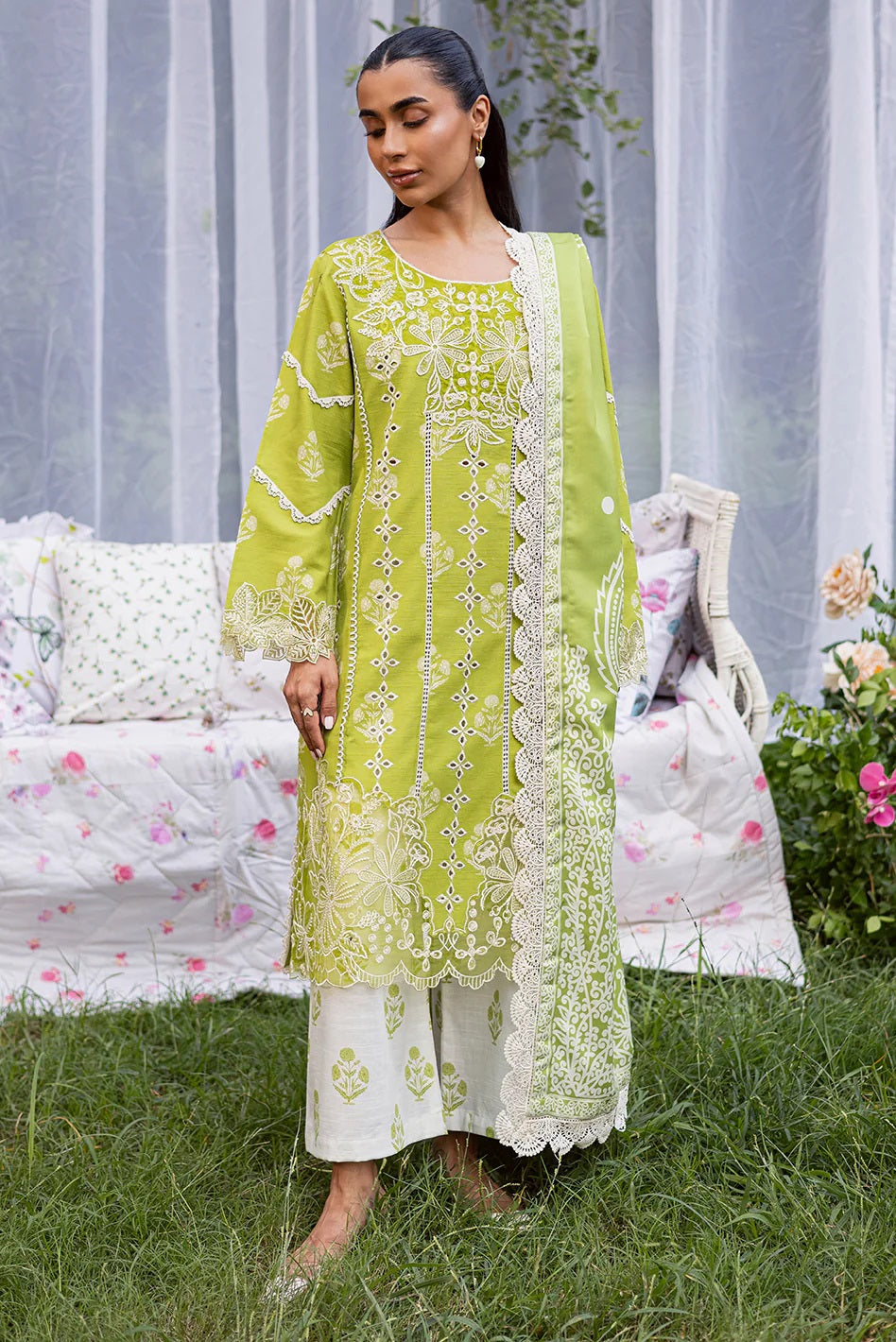 Gardenia Khaddar By Mahnur GR-03 – Mahnur 3-piece unstitched suit