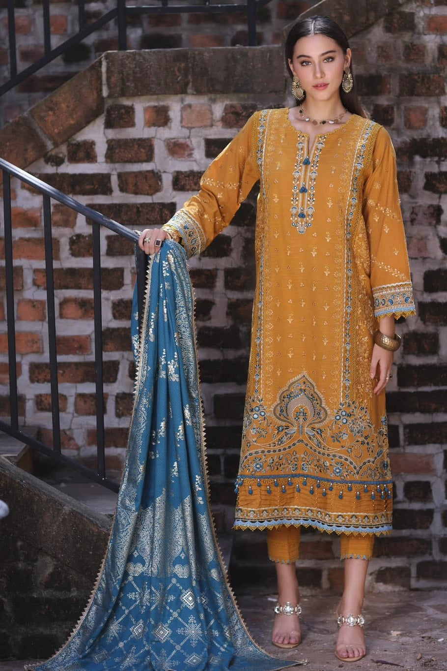 Noor Luxury Winter By Saadia Asad D-04 – Saadia Asad 3-piece unstitched suit