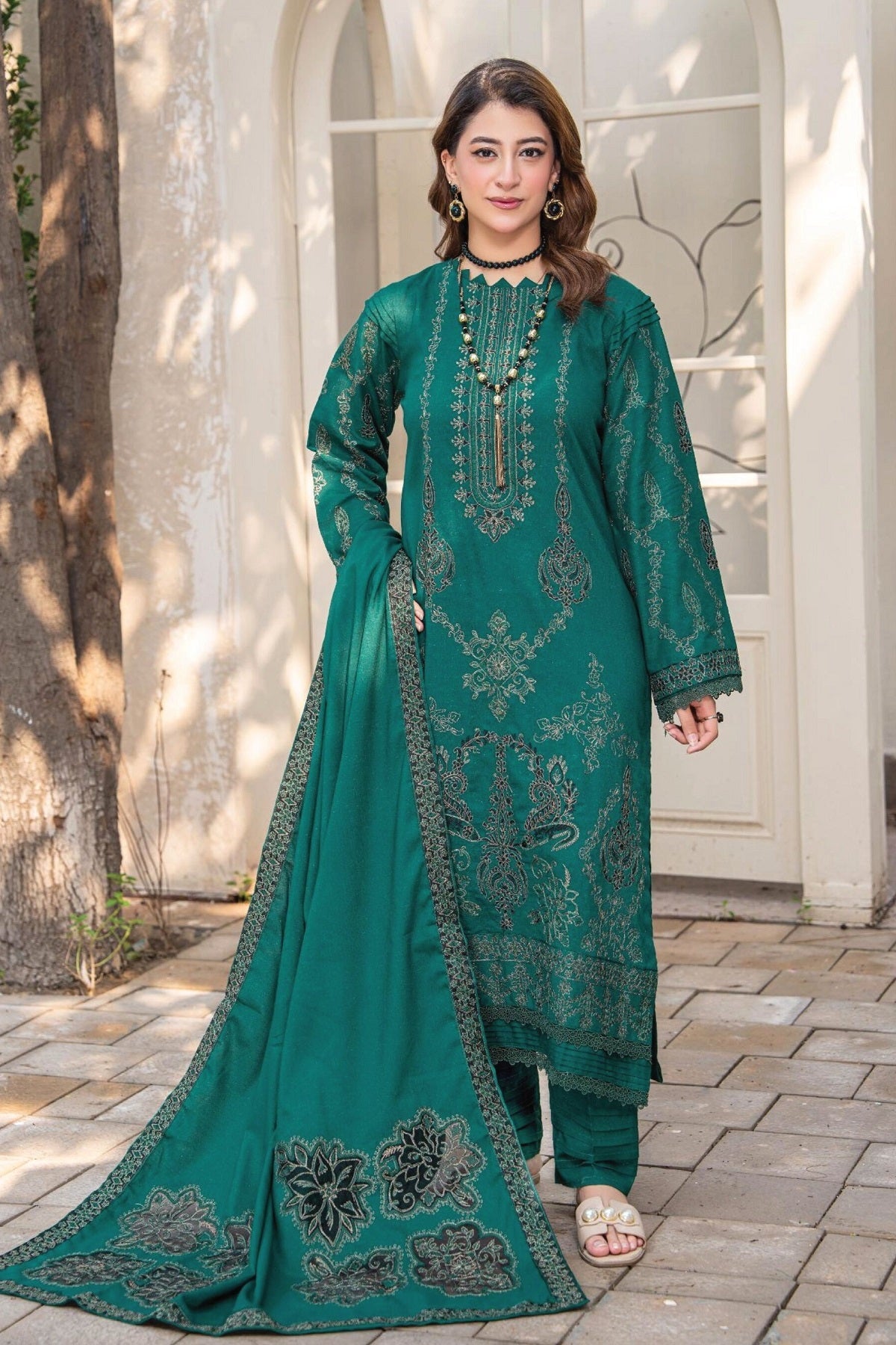 Alif Winter By Eman Arts AW-17 – Eman Arts 3-piece unstitched suit