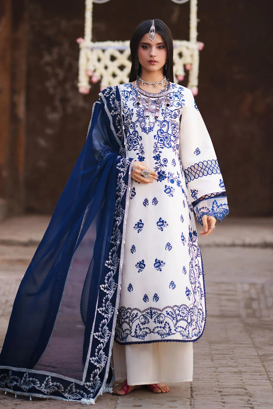 Gul Lawn By Mahnur G-008 – Mahnur 2-piece unstitched suit