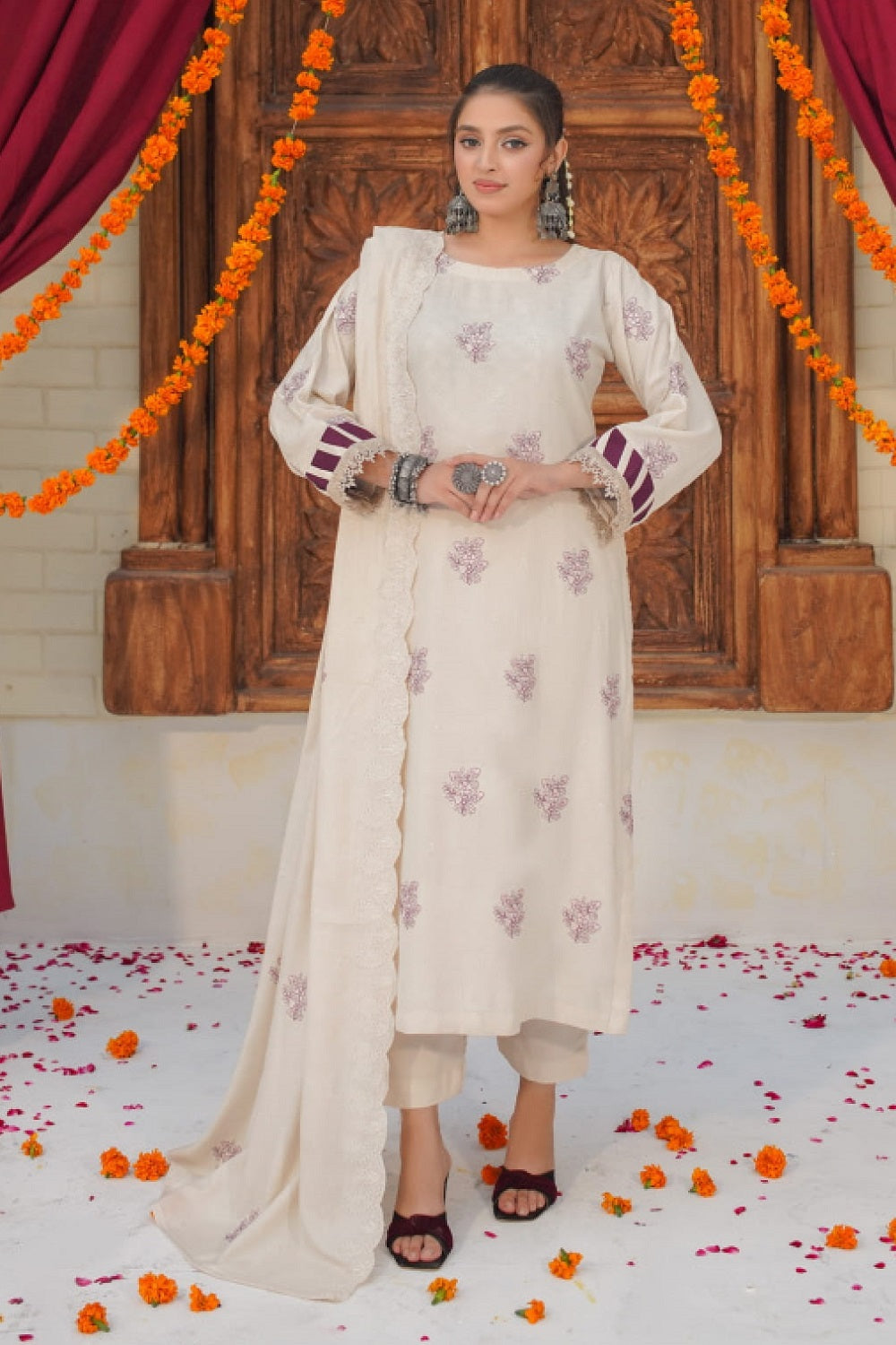 Manizay Urooj Leather Peach D-09 – Manizay 3-piece unstitched suit