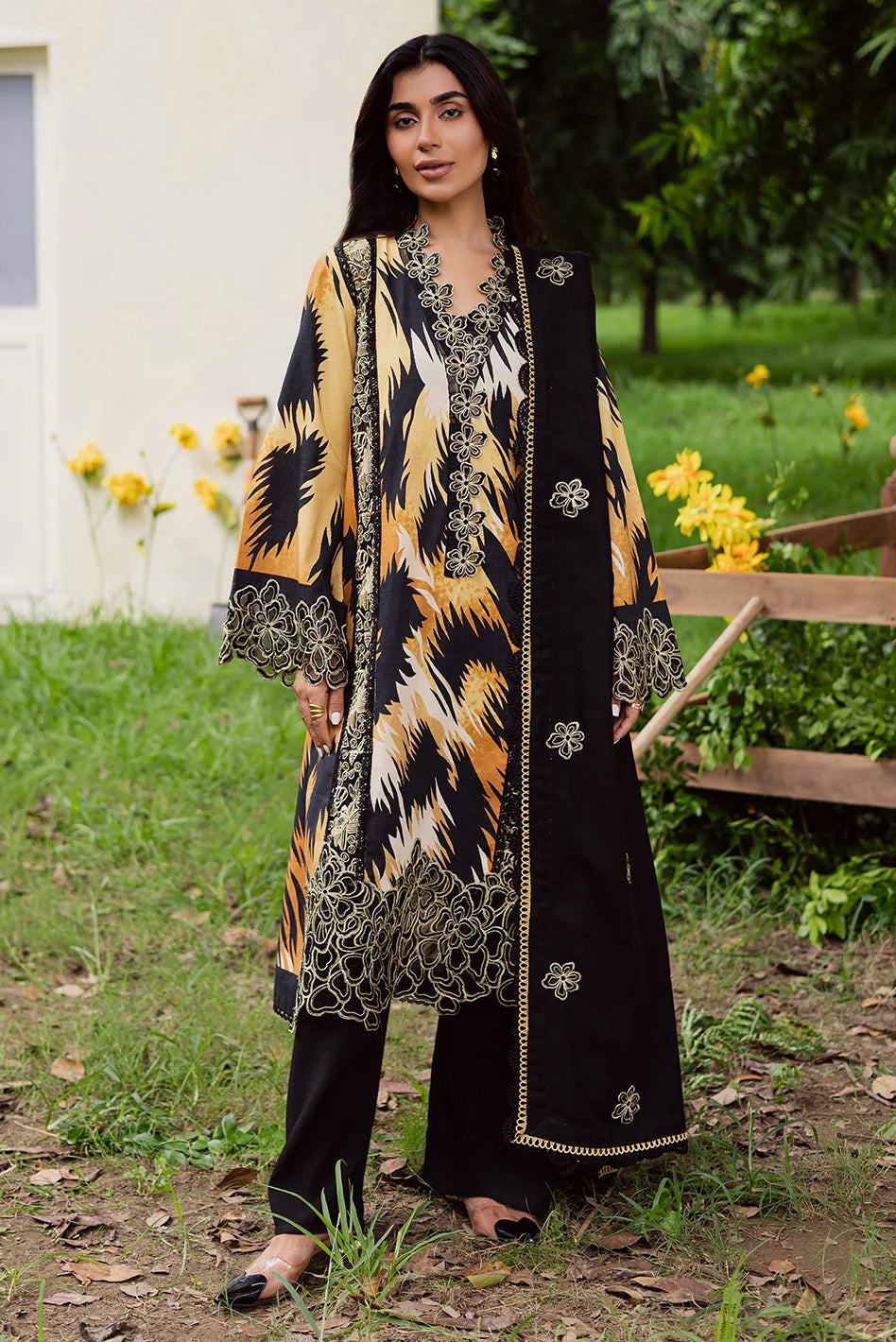 Gardenia Khaddar By Mahnur GR-09 – Mahnur 3-piece unstitched suit