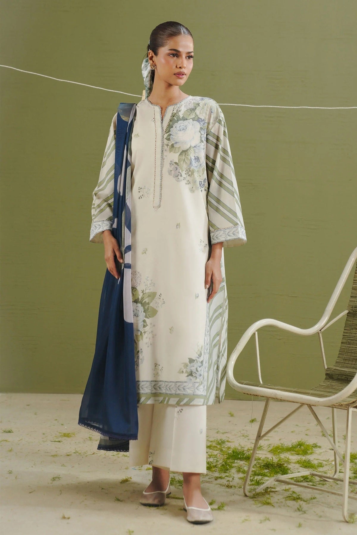 Coco Lawn Prints By Zara Shahjahan D-01B – Zara Shahjahan 3-piece unstitched suit