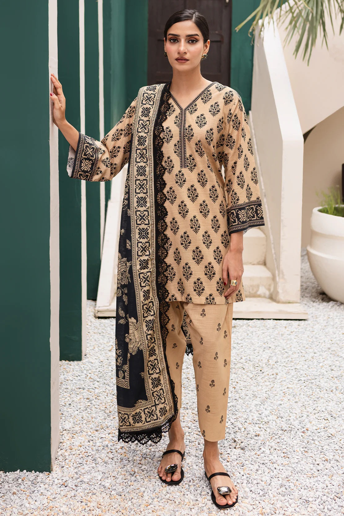 Arna Print Khaddar By RTI D-9318 by Rashid Textile – Rashid Textile 3-piece unstitched suit