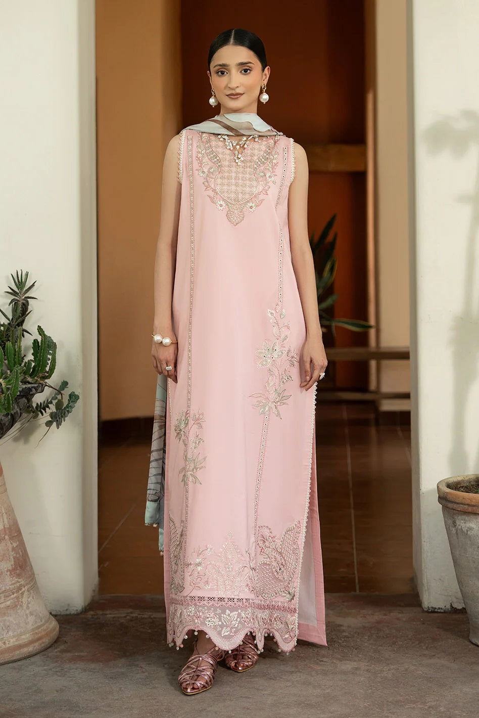 Dareen Lawn By Izel DLL-3095 (Hooriya) – Izel 3-piece unstitched suit