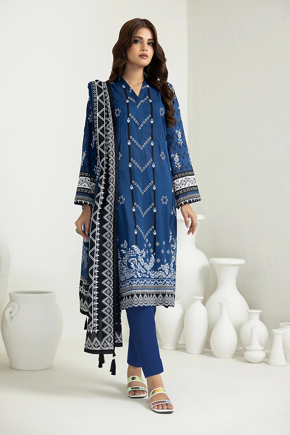 LSM Monochrome Lawn EA-0489 by Lakhany – Lakhany 3-piece unstitched suit