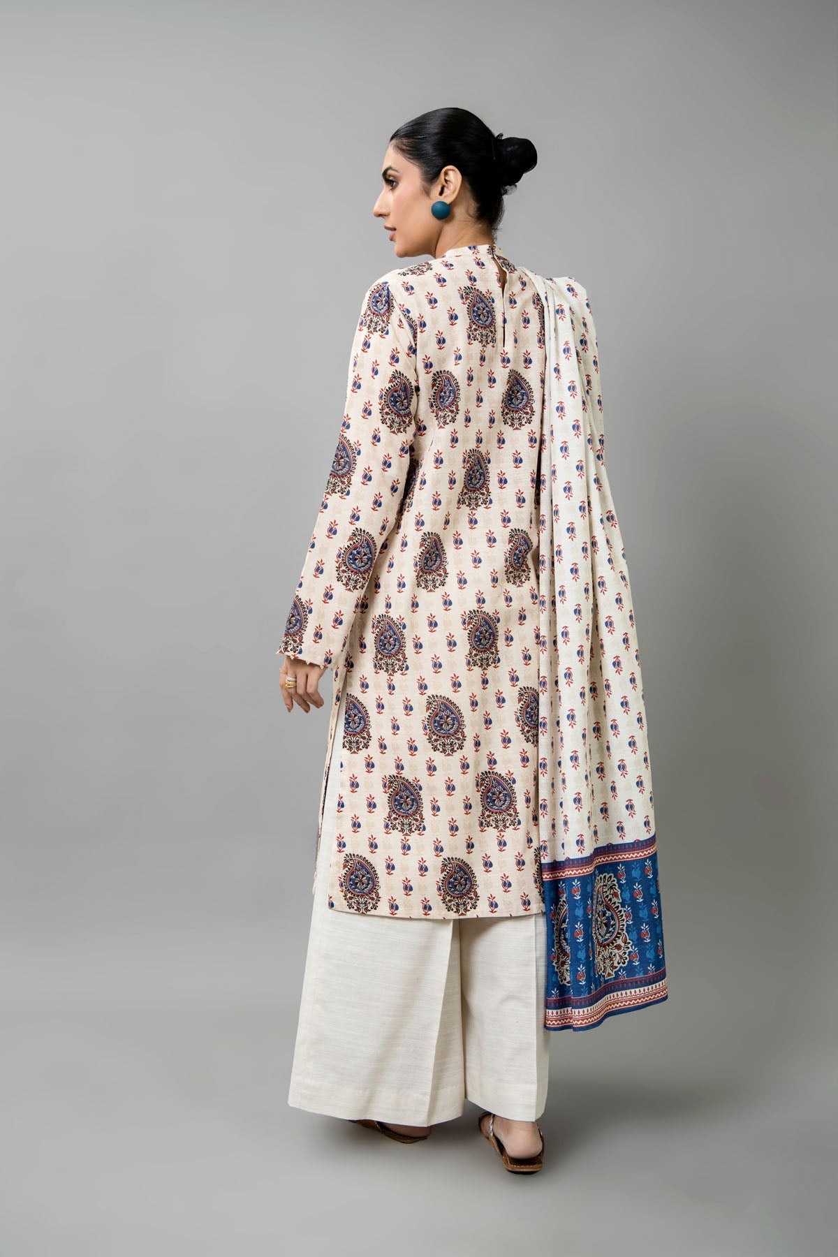 Printed O White Slub Khaddar 3-Piece Unstitched Suit by The Fabric Store, photo 2