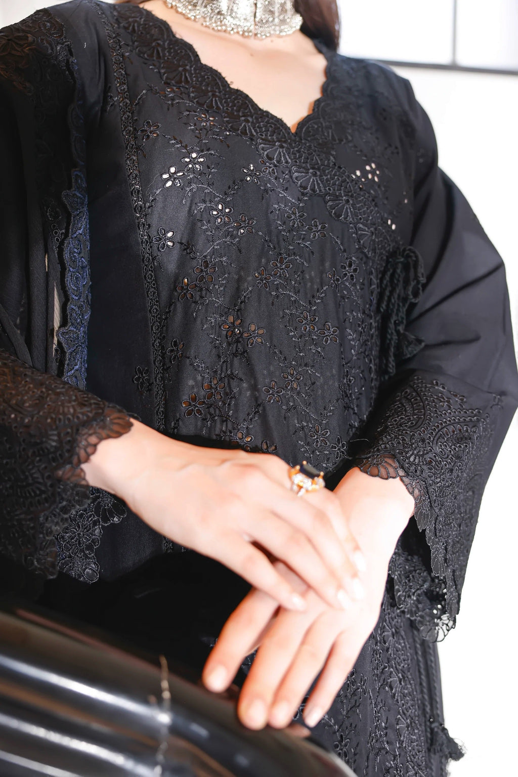 LSM Monochrome Lawn UB-0165 by Lakhany, photo 2