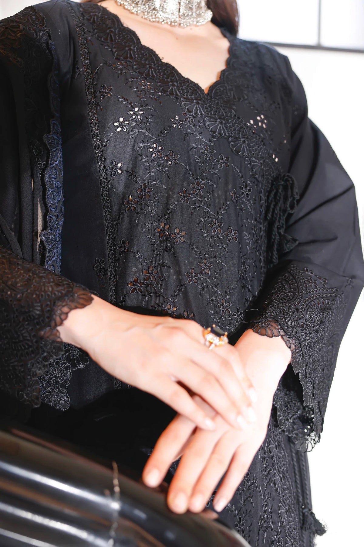 LSM Monochrome Lawn UB-0165 by Lakhany, photo 2