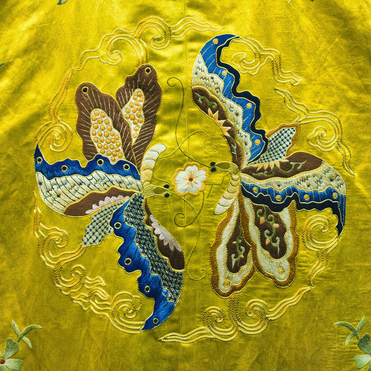Gold raw silk fabric in Golden Butterfly embroidered – close-up